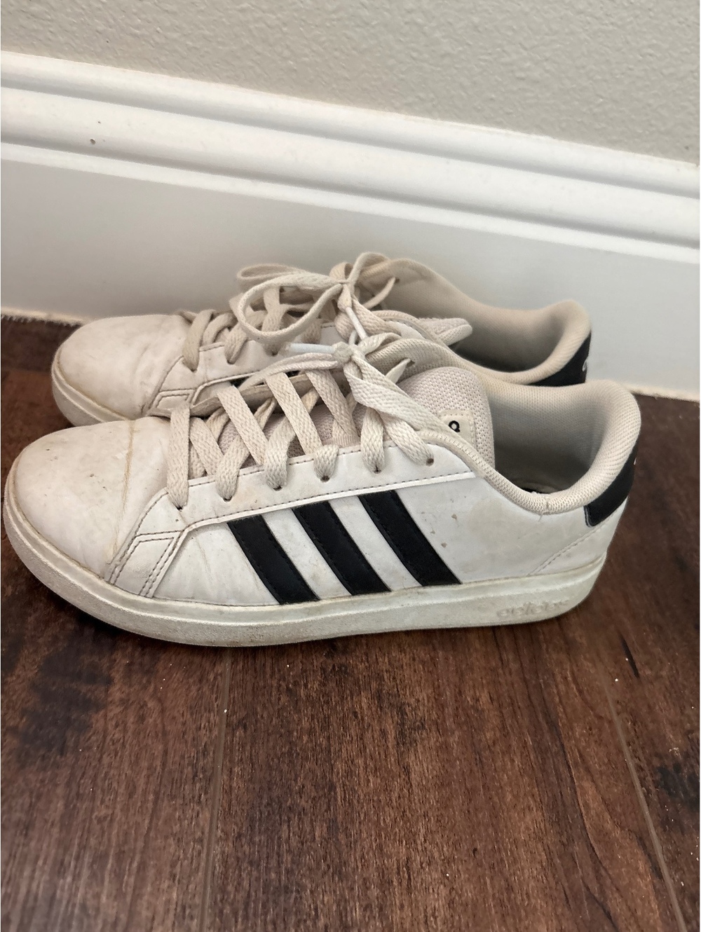 4.5Y, 6W Adidas White and Black Classic Sneakers